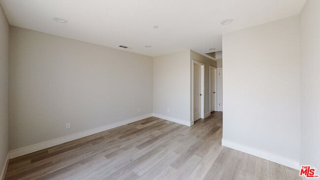Building Photo - 953 N Mariposa Ave