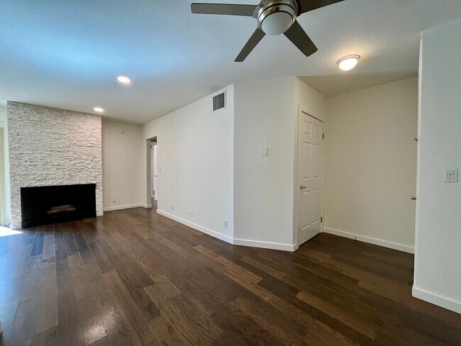 Building Photo - 141 S Clark Dr