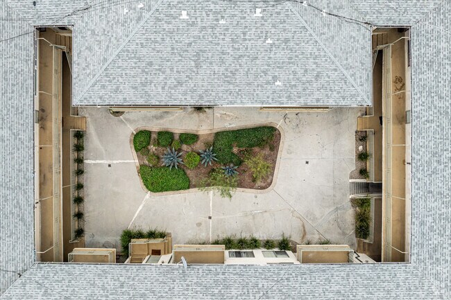 Courtyard - 4045 Stevely Ave