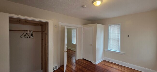 Building Photo - 426 Jane St
