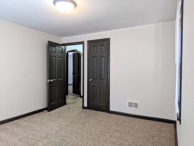 Building Photo - Hanscom Park Duplex