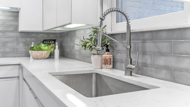 Building Photo - CHARMING 5 BDRM HOME IN CASTLE HILLS!!