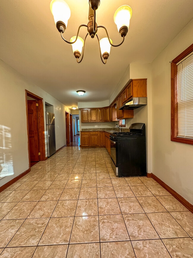 Building Photo - 8626 S Damen Ave