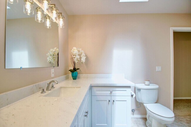 Building Photo - Lovely Clinton Home with Great Light and Pet Friendly!