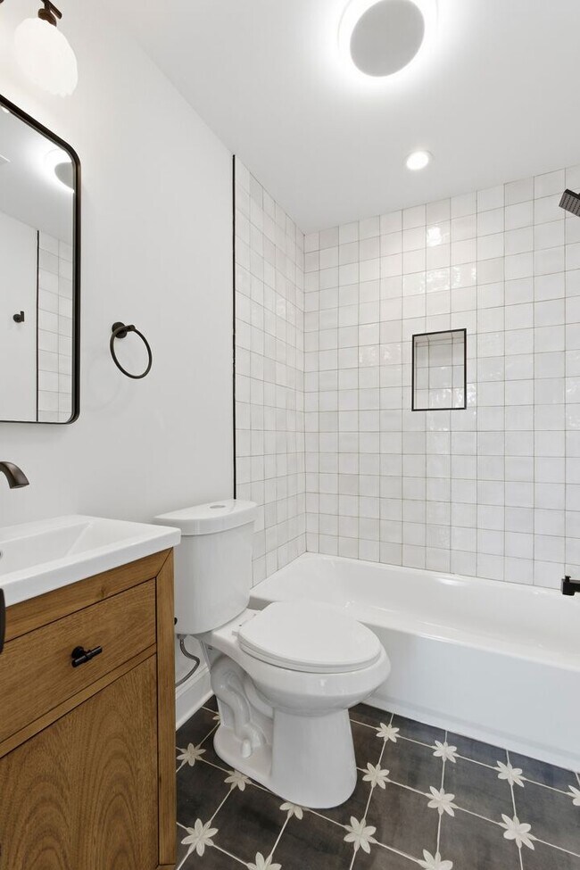 Building Photo - 2926 W Oxford St