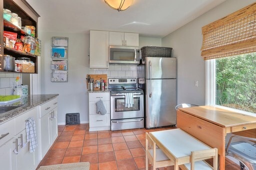 Building Photo - New Price! Beautiful 3 Bedroom home in des...