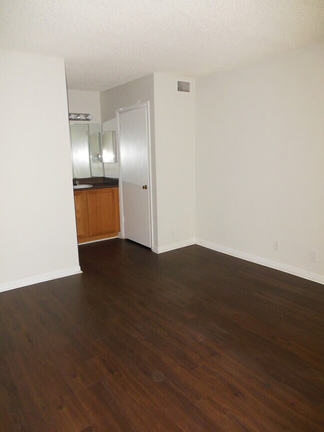 Building Photo - ONE BEDROOM ONE BATHROOM! WATERFRONT COMMUNITY!!