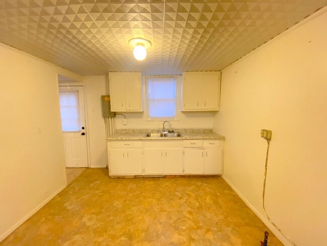 Building Photo - 2 Bedroom/1 Bathroom House For Rent