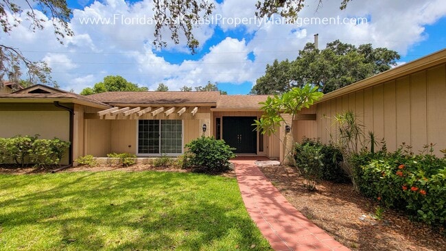 Building Photo - CLASSIC SARASOTA POOL HOME WITH UPDATES AN...