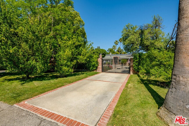 Building Photo - 8760 White Oak Ave