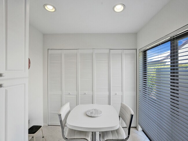 Good Morning Room & Laundry - 8511 Casa Del Lago