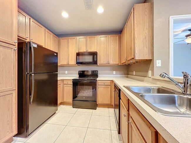 Building Photo - LUXURY 3 Bedroom / 2 Bath Townhome in a ga...