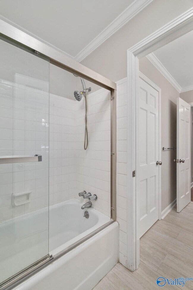 Building Photo - 820 Tannahill Dr SE