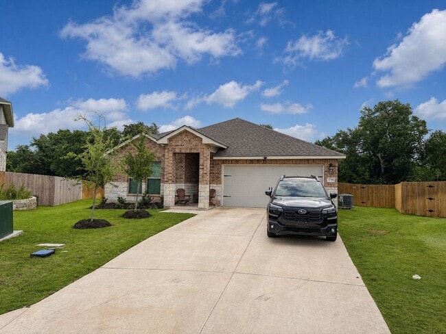 Building Photo - Spacious 4 Bed / 2.5 Bath Home with Fenced Yard & Modern Finishes in Belton