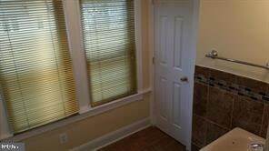 Building Photo - 611 60th Pl