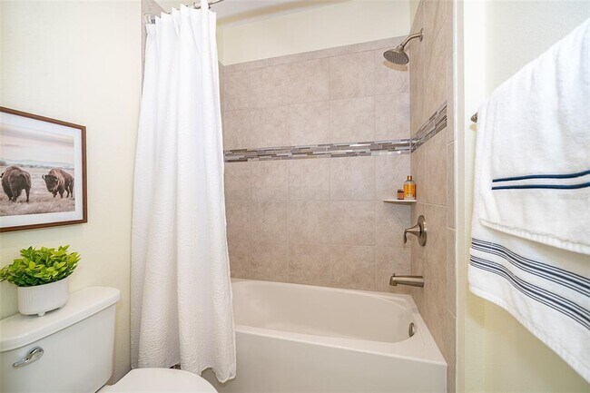 Building Photo - 2630 Summerland Way