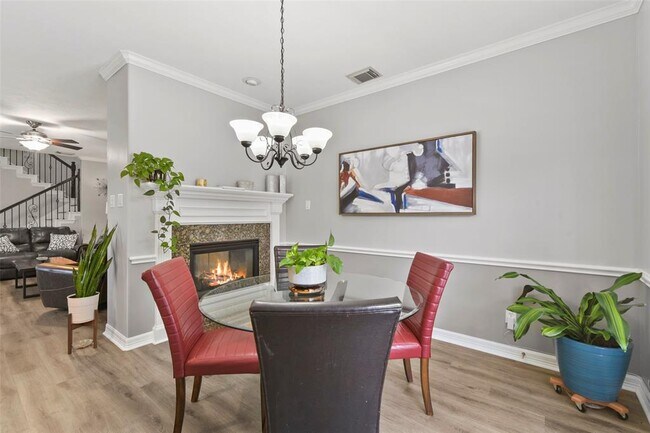 Building Photo - 1110 Enclave Square W