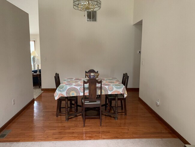 Building Photo - Spacious 3 Bedroom 2 Bath