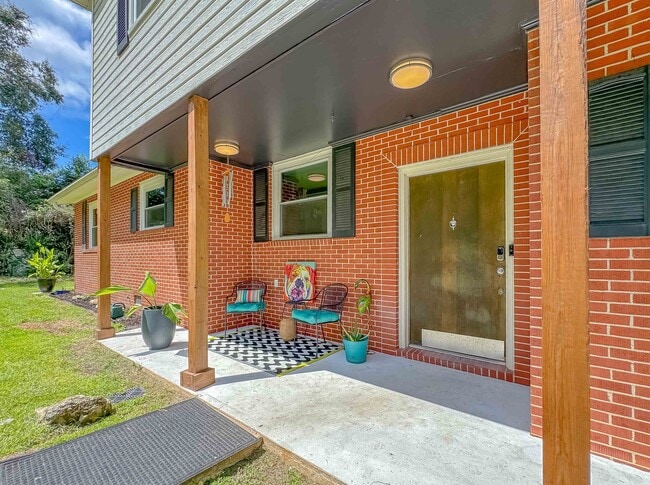 Building Photo - 1044 Seminole Dr