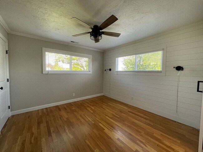 Building Photo - Updated 3 bedroom, 2 bath home