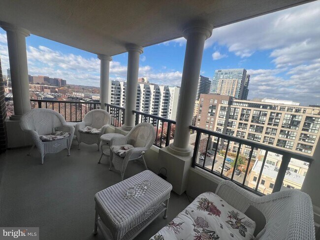 Building Photo - 1600 N Oak St