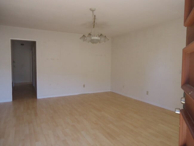 Building Photo - "Discover Coastal Living: Spacious 3-Bed, 2-Bath Townhouse