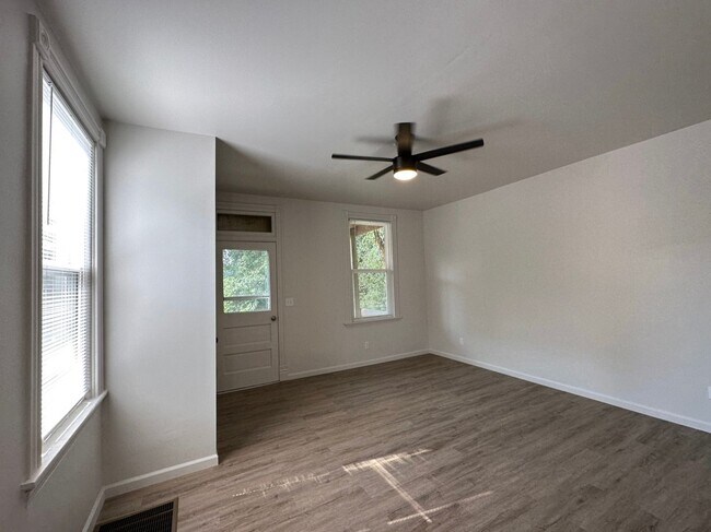 Building Photo - 6 Bed/2 Bath w/Ample Parking Mins. from UC...