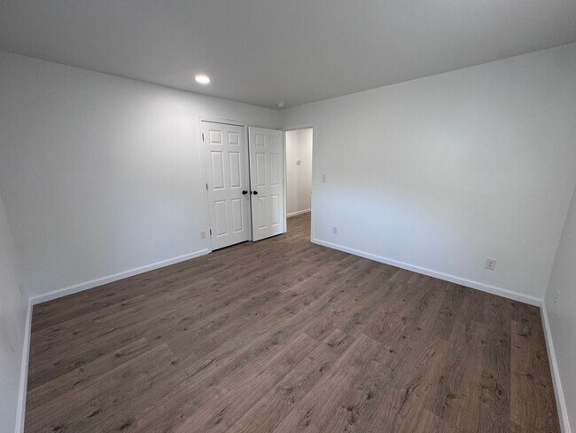 Building Photo - 3 Bedroom, 1 bath house with a bonus room