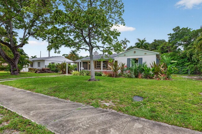 Building Photo - 841 SW 18th Ct