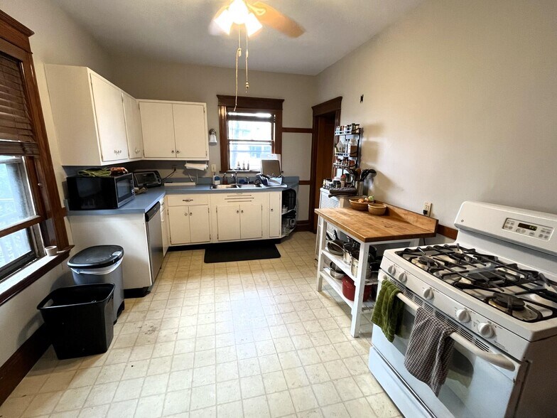 Building Photo - 334-336 School St