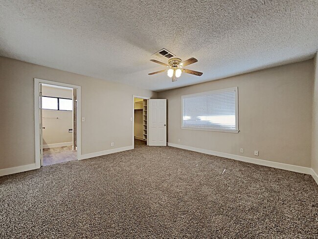 Building Photo - 3137 La Mesa Dr