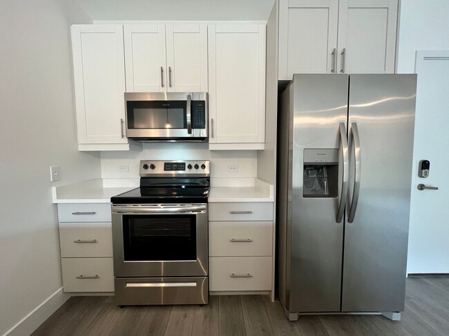 Building Photo - Modern Apartment in Great Asheville Location!