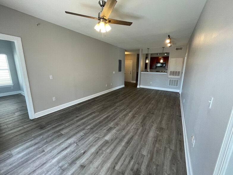 Building Photo - Room in Condo on Crossing Pl