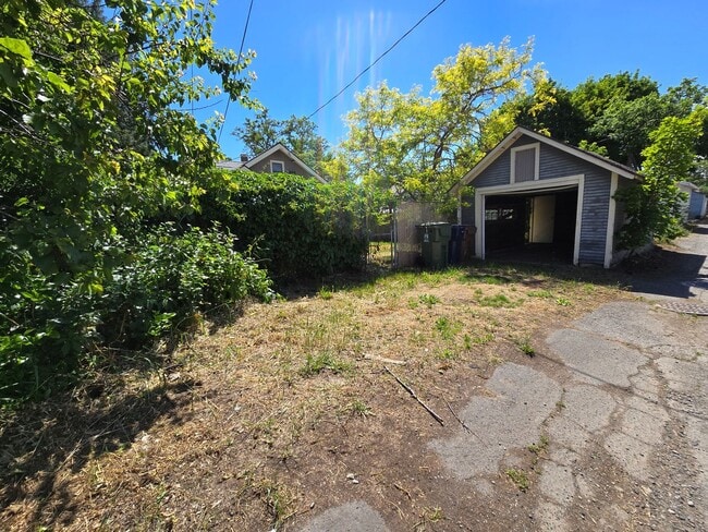 Building Photo - Garland District Home!