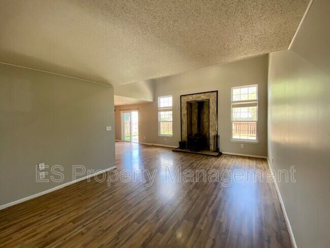 Building Photo - 15382 Ten Point Dr