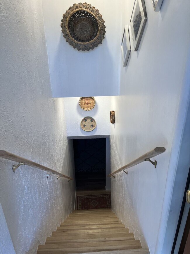 Building Photo - Updated Basement Unit Furnished or Unfurnished