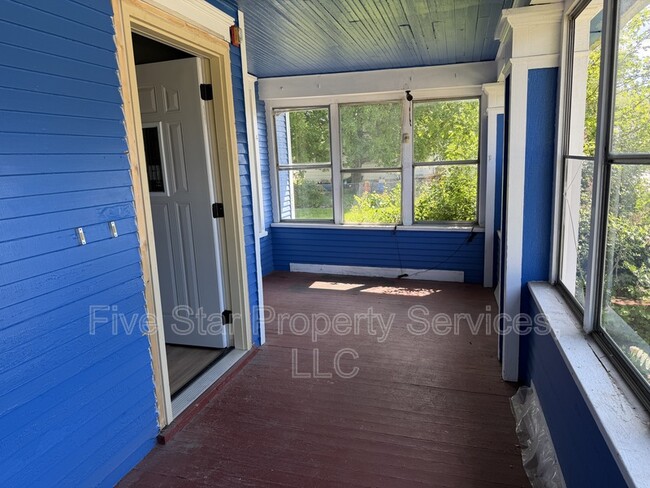 Building Photo - 229 W Allen St