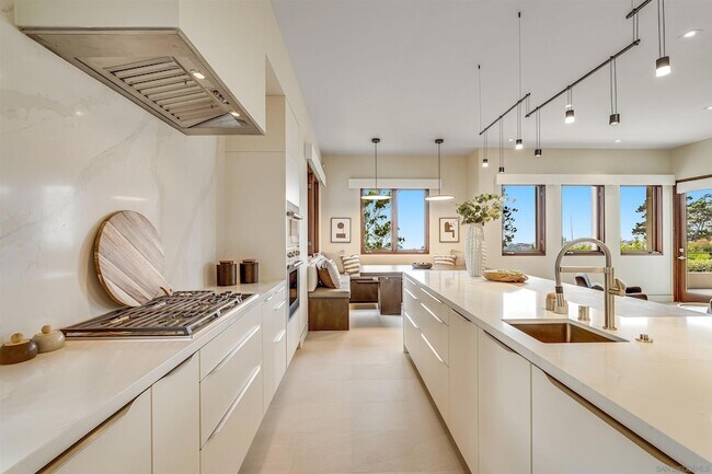 Building Photo - 8070 La Jolla Scenic Dr N