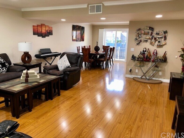 living room/dining - 212 N Jackson St