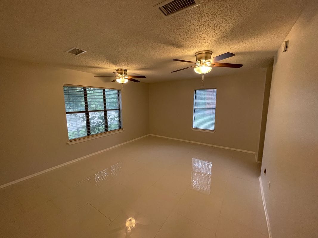 Building Photo - 390 Guzzardo Ln