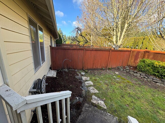 Building Photo - Modern Updated Townhome