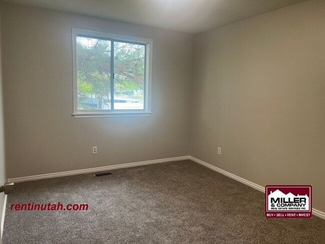 Building Photo - Beautiful newly remodeled home in Sandy Fo...