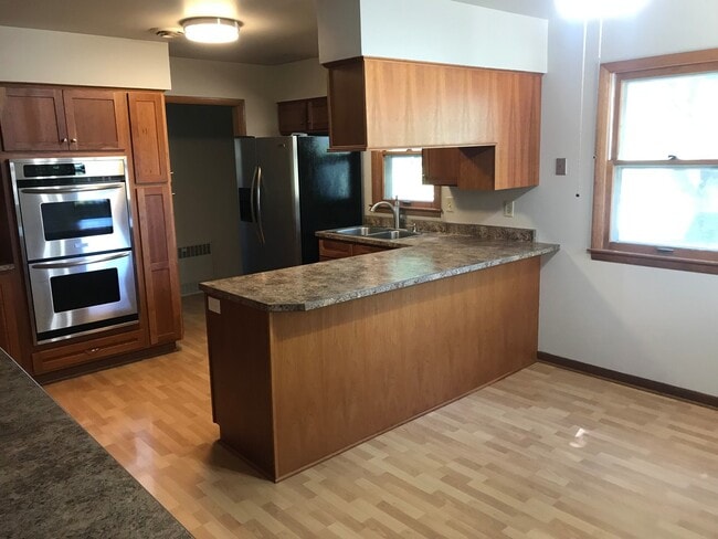 Building Photo - Large 5 bed 3 bath family home with two separate kitchens! Close to Augustana!