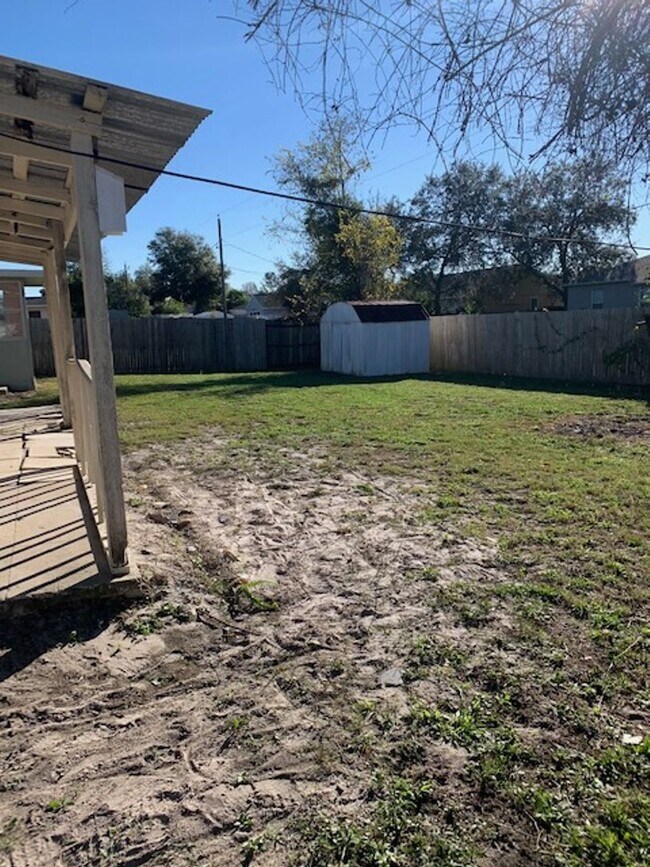 Building Photo - 2 Bed 1 Bath Home | Single Car Garage | Pet Friendly with Fenced Yard | Washer Dryer Hook Ups | S...