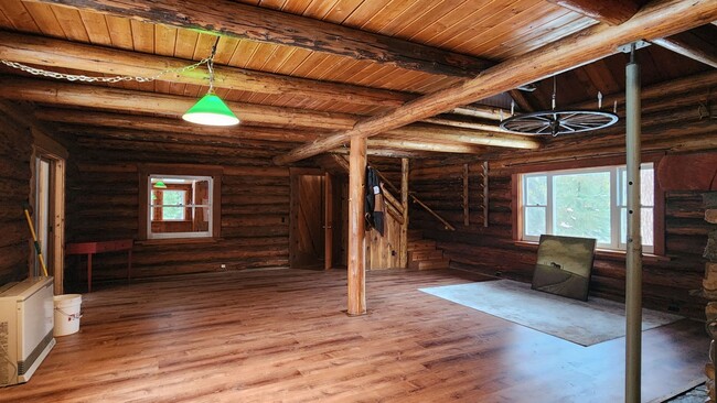 Building Photo - Beautiful Log Cabin in Condon