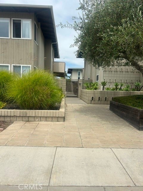 Building Photo - 1728 Westcliff Dr