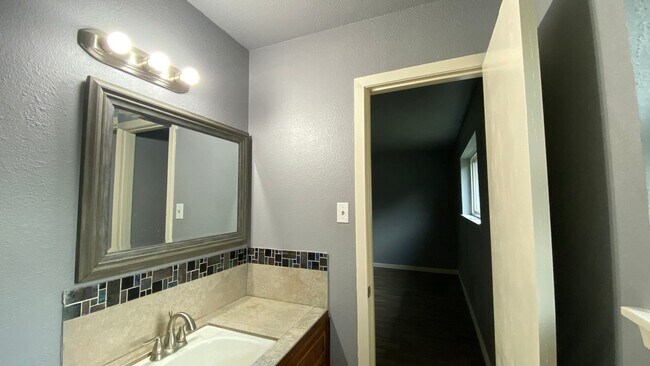 Building Photo - 11910 Hunkler Dr