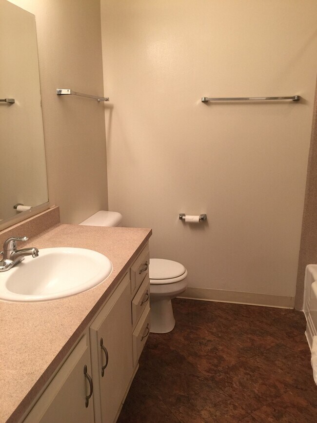 Building Photo - Ground Level 1 bedroom Condo Available soon