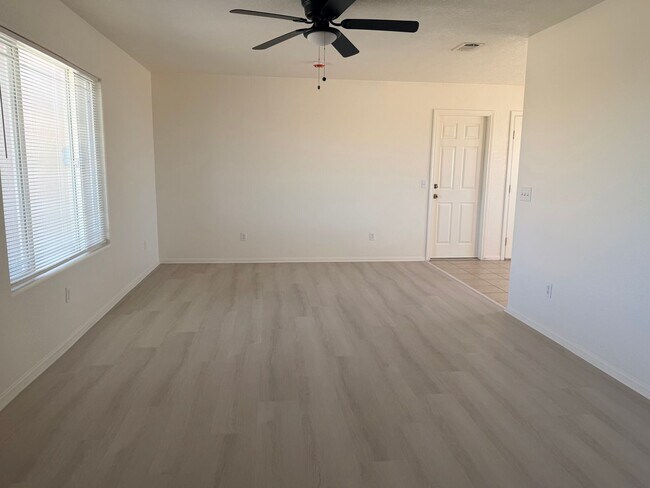 Building Photo - 9236 Peach Ave