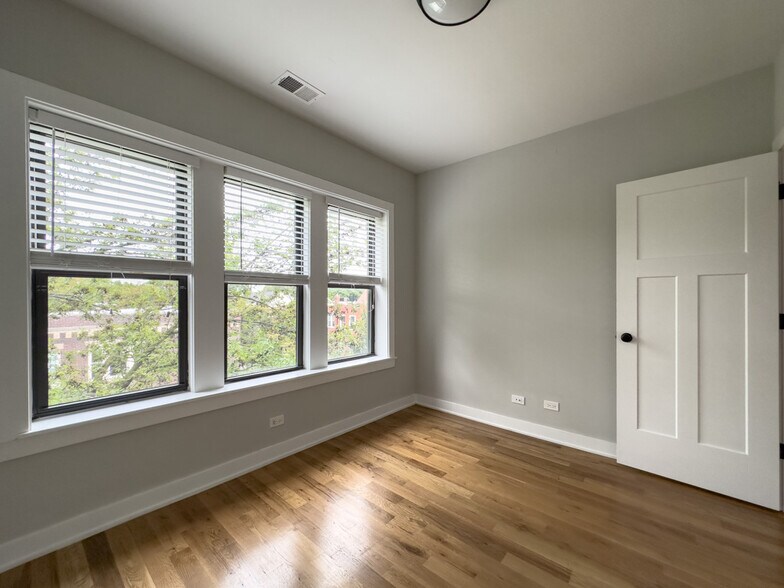 Building Photo - 2206 W Eastwood Ave